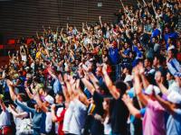 浓眉哥回归赛场，败北首场状态亮眼，美国队观众沸腾！的简单介绍