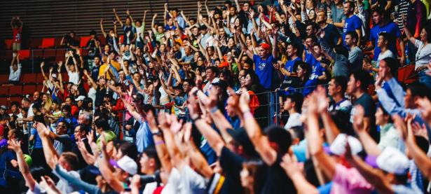 浓眉哥回归赛场，败北首场状态亮眼，美国队观众沸腾！的简单介绍