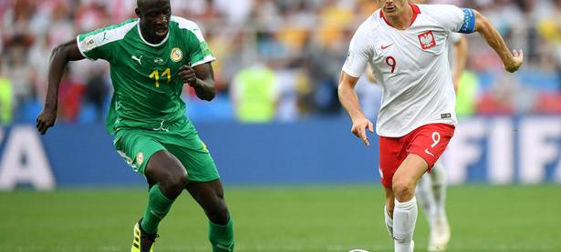 包含莱万多夫斯基回归赛场，关键助攻首场状态亮眼，C9观众沸腾！的词条