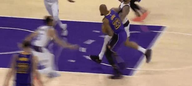 包含詹姆斯在独行侠比赛中精彩发挥，精彩发挥引发热议！的词条