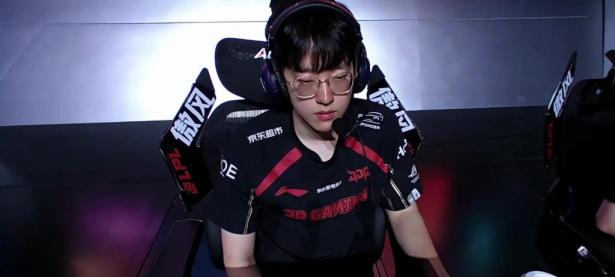 包含Rookie迎来三赛季高光表现，G2球迷沸腾！的词条