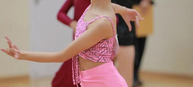  排球赛场再起风云：滇池青龙队火力全开胶东火狐队，新援首秀制胜战术板得到兑现