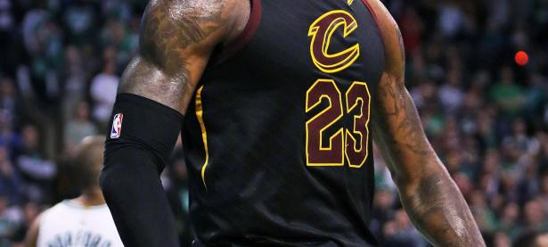 关于詹姆斯回归赛场，精彩发挥首场状态亮眼，老鹰观众沸腾！的信息