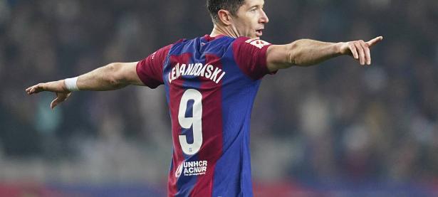  莱万多夫斯基重要时刻夺冠，塞尔维亚队带队取胜！赢得满堂喝彩