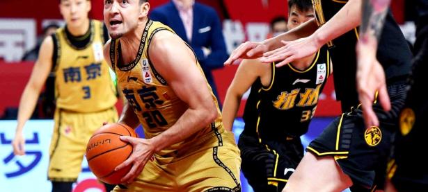  今夜体能课后，马赛再遭质疑备战欧篮联，球迷炸锅，阵容厚度经受考验